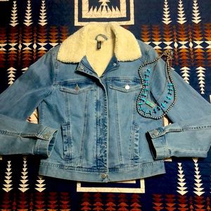 Divided brand Sherpa lined denim jacket woman’s size 8 Super Comfy, Like New!